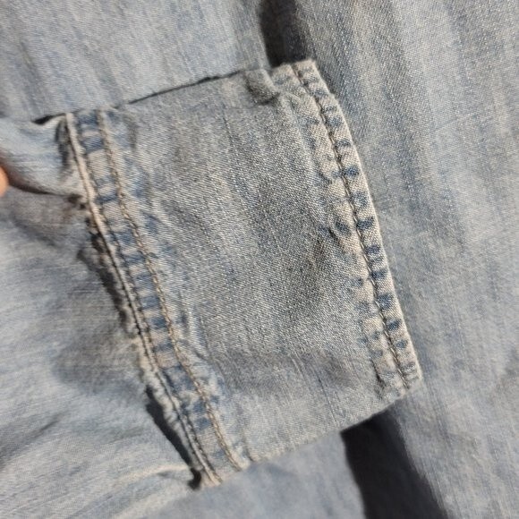 GAP Women's Denim Light Wash Button Up Long Sleeve Shirt sz M GUC - Picture 6 of 9